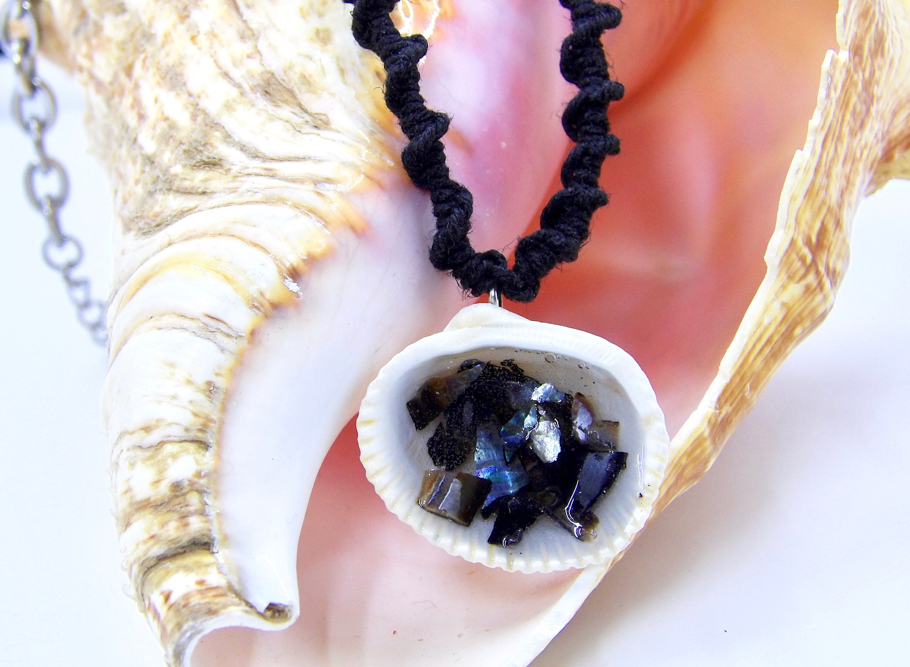 Seashell and Resin Pendant | Macrame and Chain Shell Necklace | Terrazzo  Shell Modern Jewerly